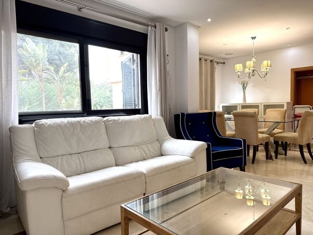 Apartamento de 2 habitaciones en Puerto Banus, Marbella en venta - 665.000 € (Ref: 9738785)