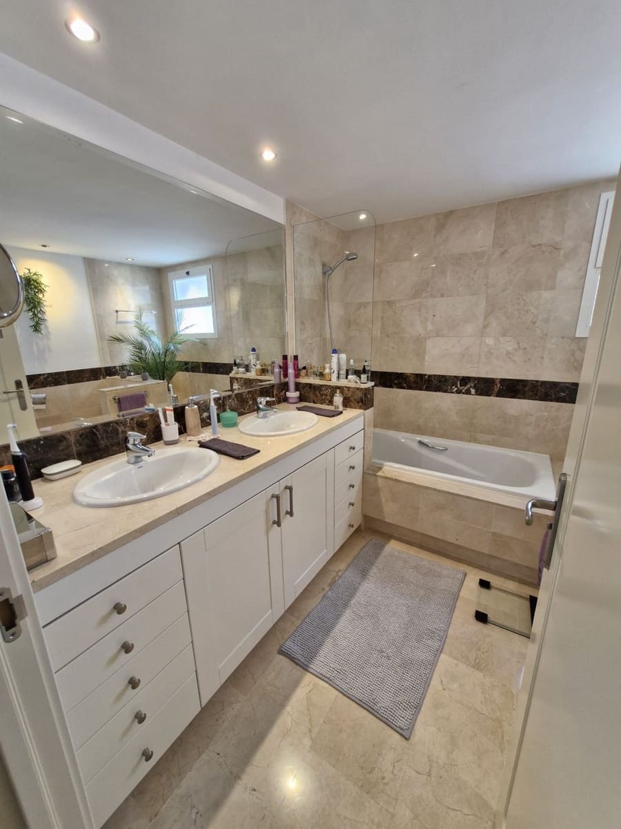 2 bedroom Apartment for sale in Calahonda - € 439,000 (Ref: 9738800)