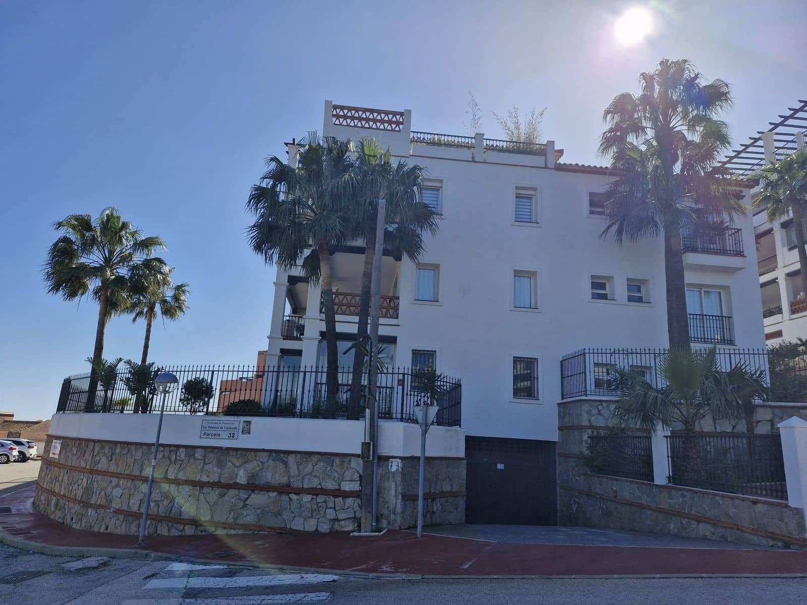 2 bedroom Apartment for sale in Calahonda - € 439,000 (Ref: 9738800)