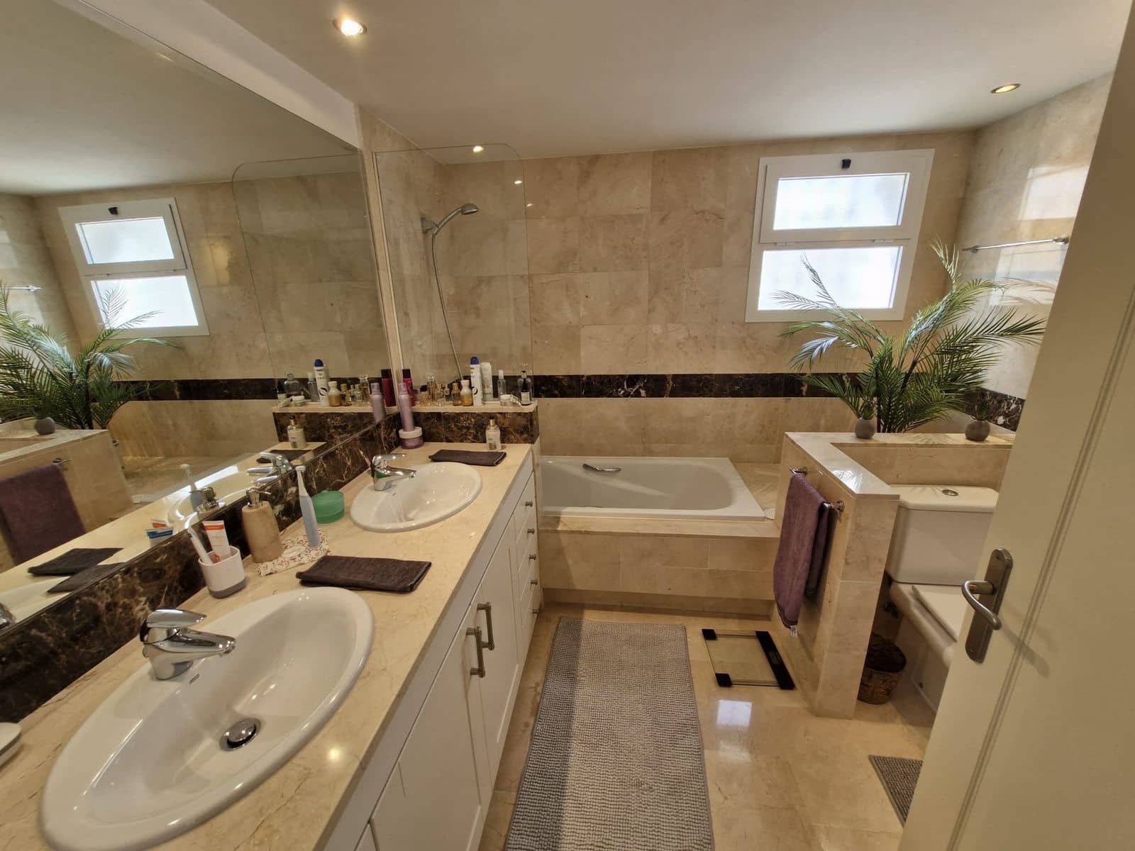 2 bedroom Apartment for sale in Calahonda - € 439,000 (Ref: 9738800)