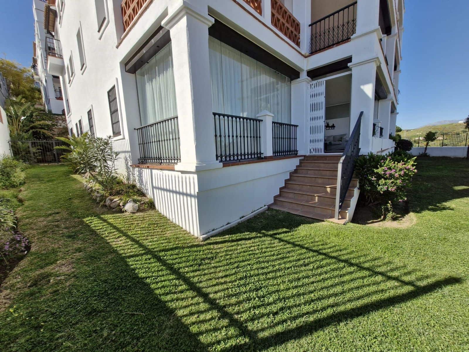 2 bedroom Apartment for sale in Calahonda - € 439,000 (Ref: 9738800)