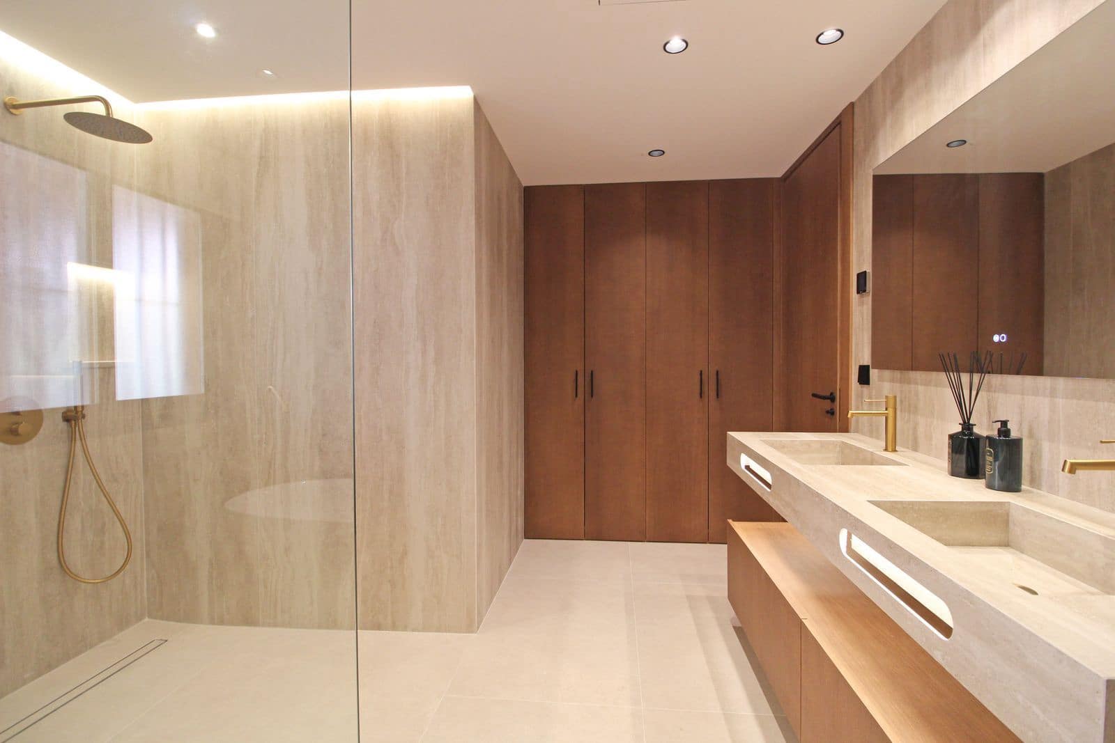 3 bedroom Apartment for sale in Nueva Andalucia - € 1,650,000 (Ref: 9738804)