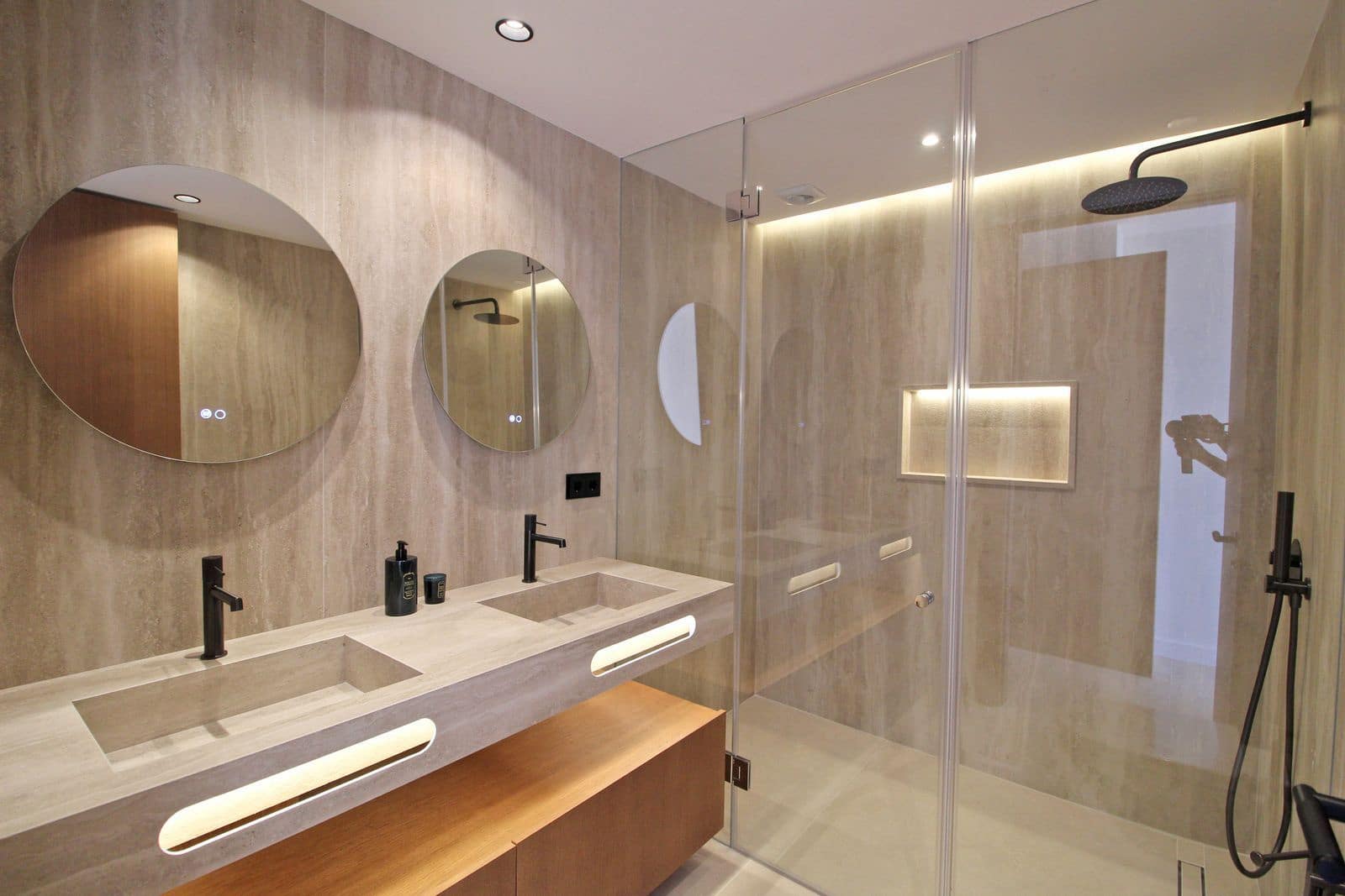 3 bedroom Apartment for sale in Nueva Andalucia - € 1,650,000 (Ref: 9738804)