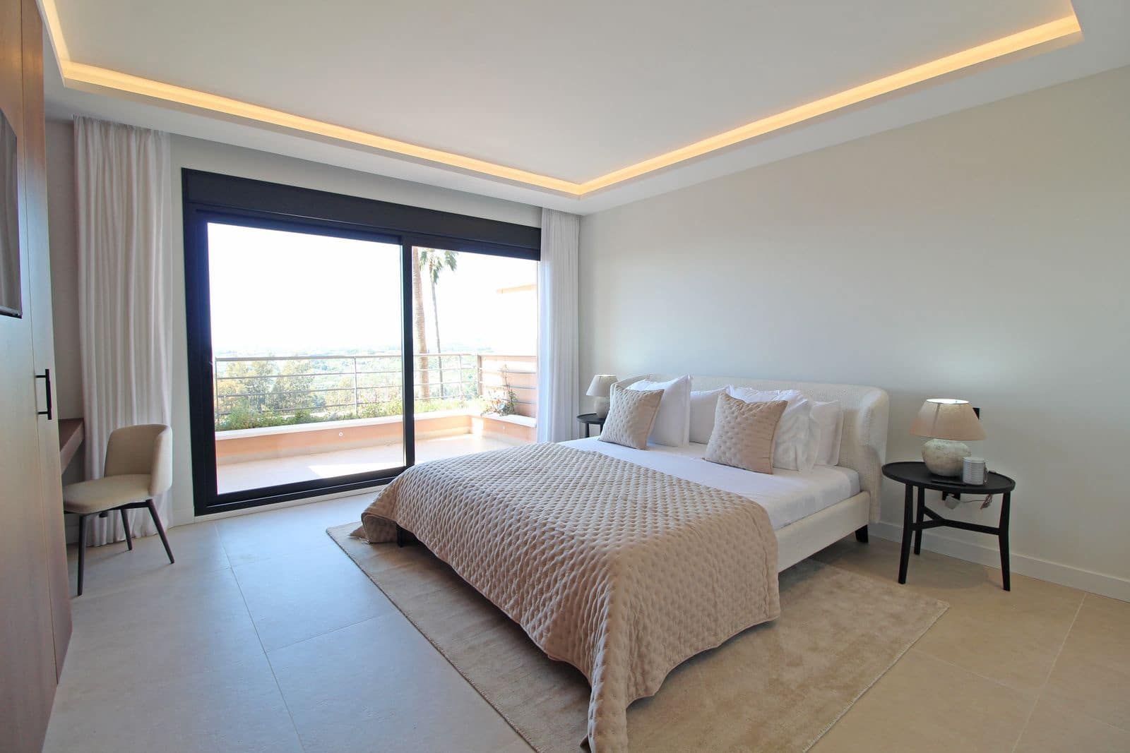 3 bedroom Apartment for sale in Nueva Andalucia - € 1,650,000 (Ref: 9738804)