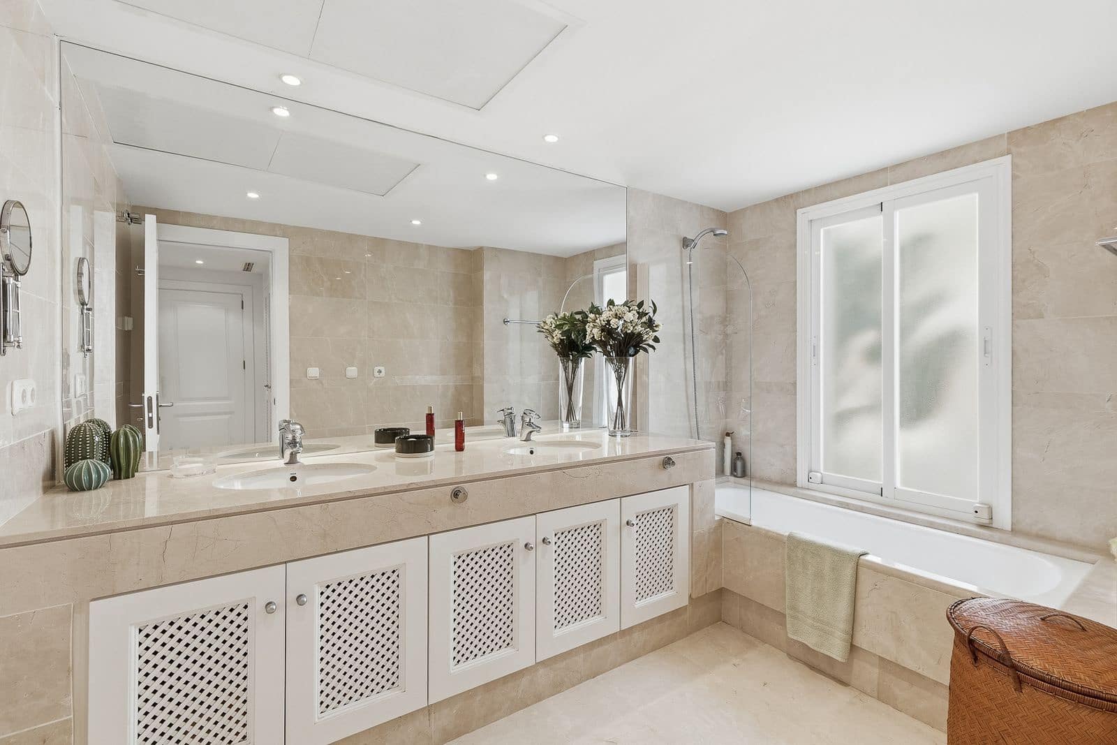 3 bedroom Apartment for sale in Nueva Andalucia - € 695,000 (Ref: 9738806)