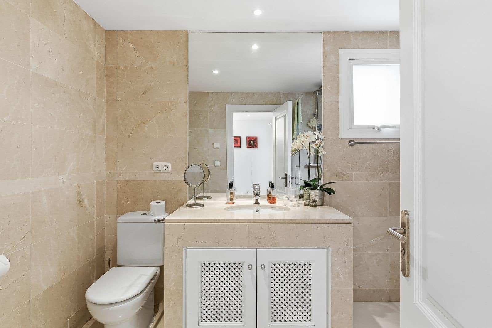 3 bedroom Apartment for sale in Nueva Andalucia - € 695,000 (Ref: 9738806)