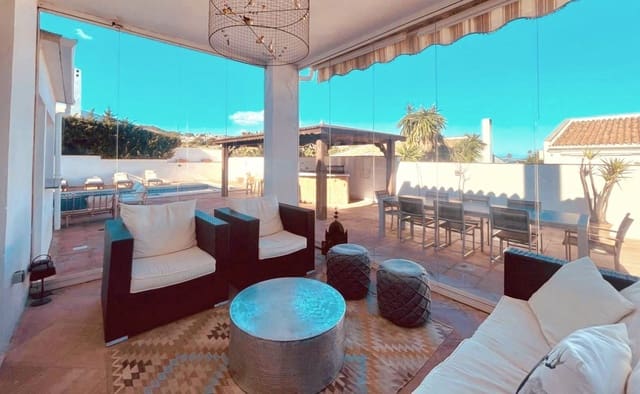 4 Zimmer Villa zu verkaufen in La Duquesa / Puerto de la Duquesa, Manilva - 775.000 € (Ref: 9738815)