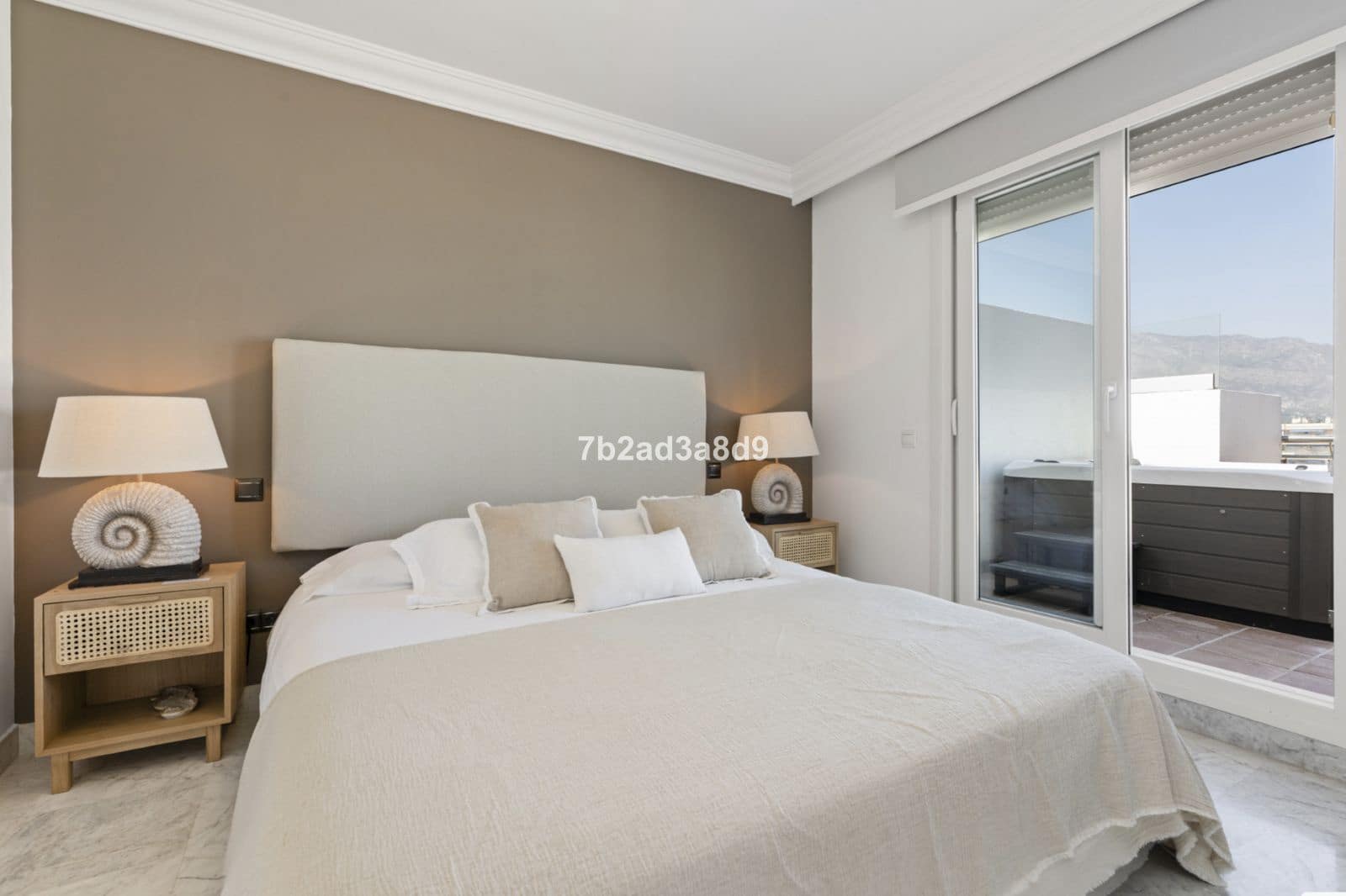 Ático de 3 habitaciones en Puerto Banus en venta - 2.300.000 € (Ref: 9738880)