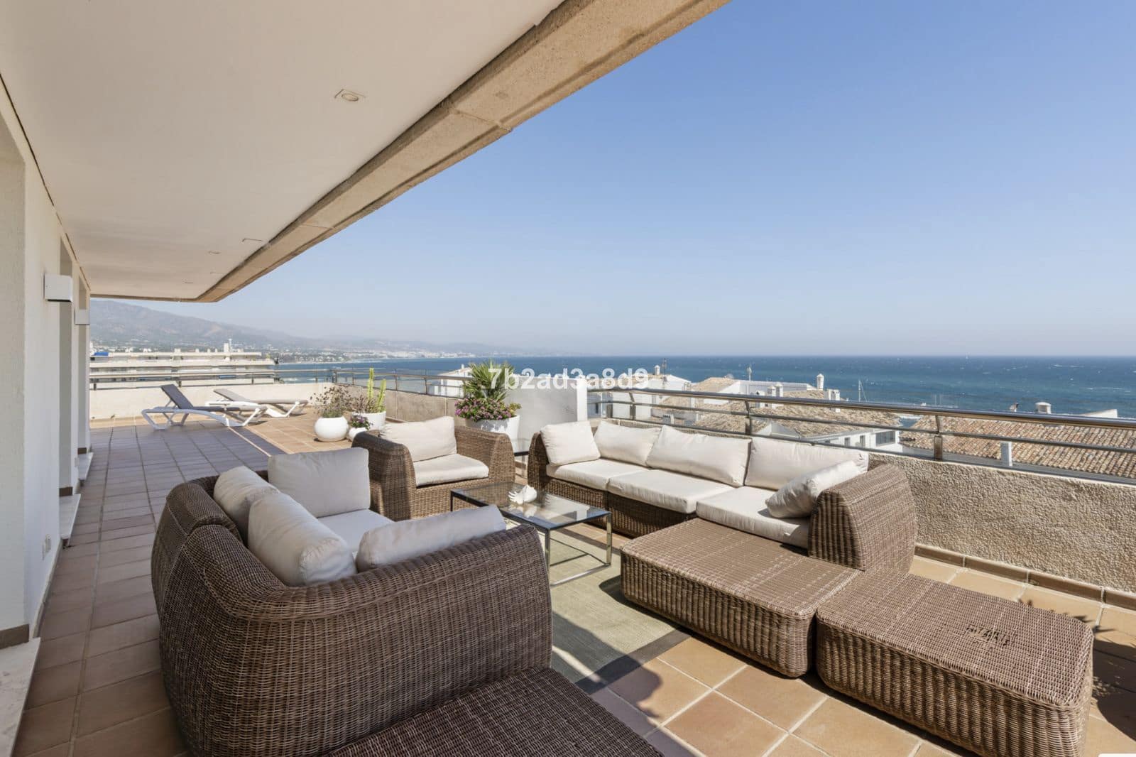 Ático de 3 habitaciones en Puerto Banus en venta - 2.300.000 € (Ref: 9738880)