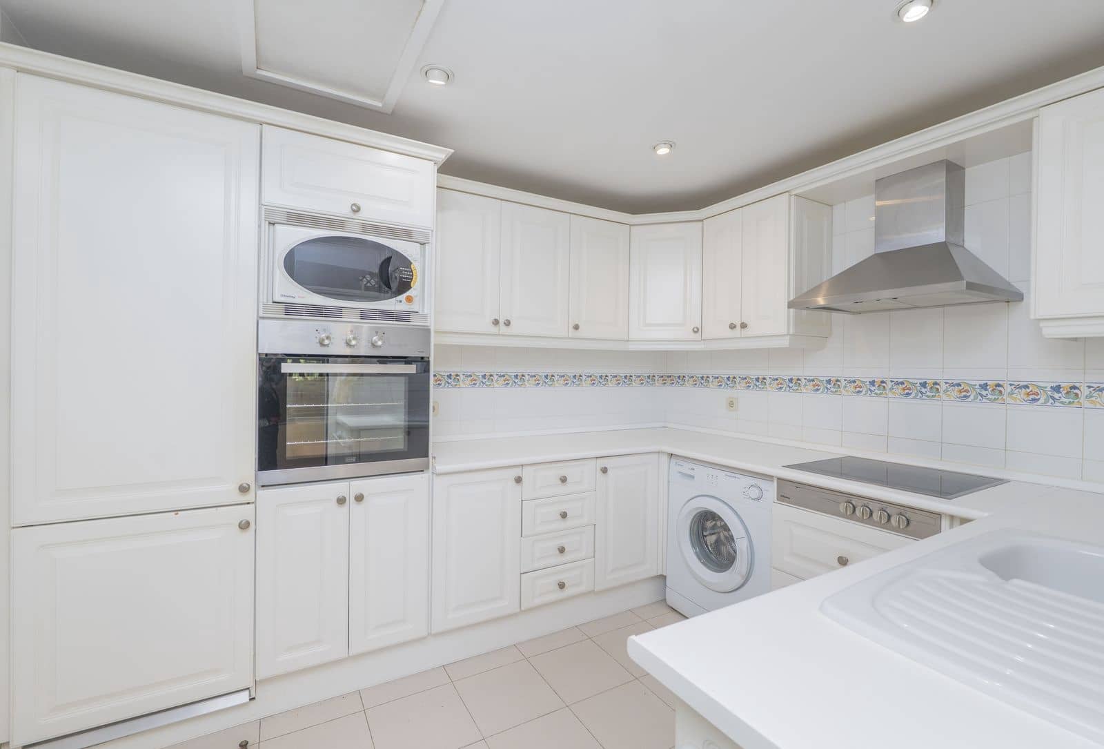 2 bedroom Apartment for sale in Elviria - € 695,000 (Ref: 9738891)