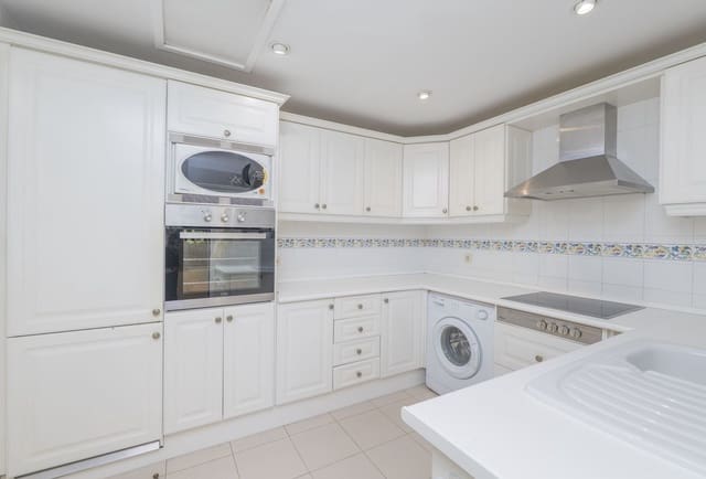 2 soveværelse Lejlighed til salg i Elviria, Marbella - € 695.000 (Ref: 9738891)