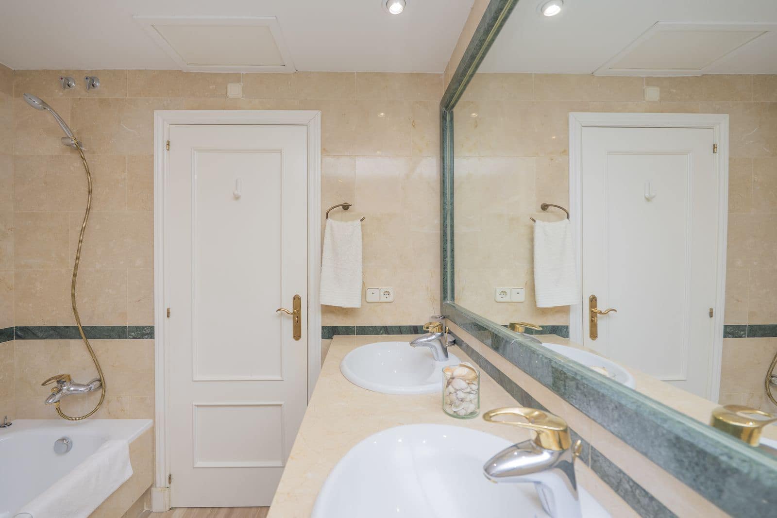 2 bedroom Apartment for sale in Elviria - € 695,000 (Ref: 9738891)