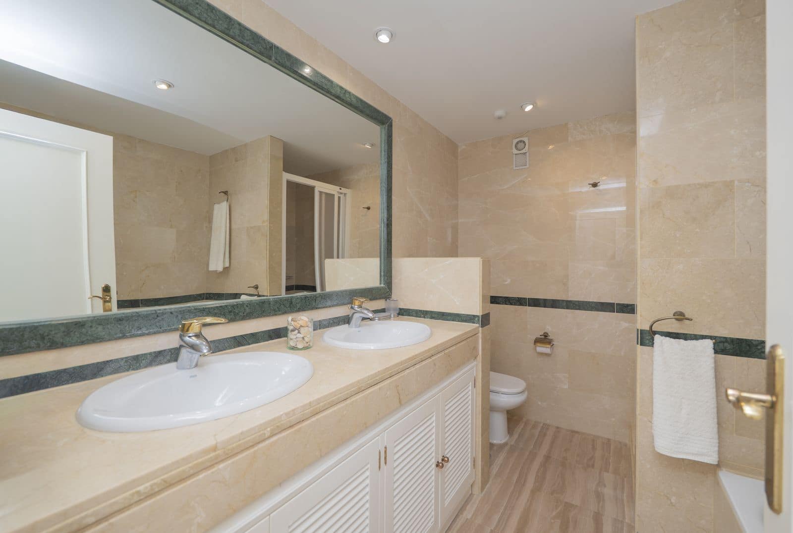 2 bedroom Apartment for sale in Elviria - € 695,000 (Ref: 9738891)