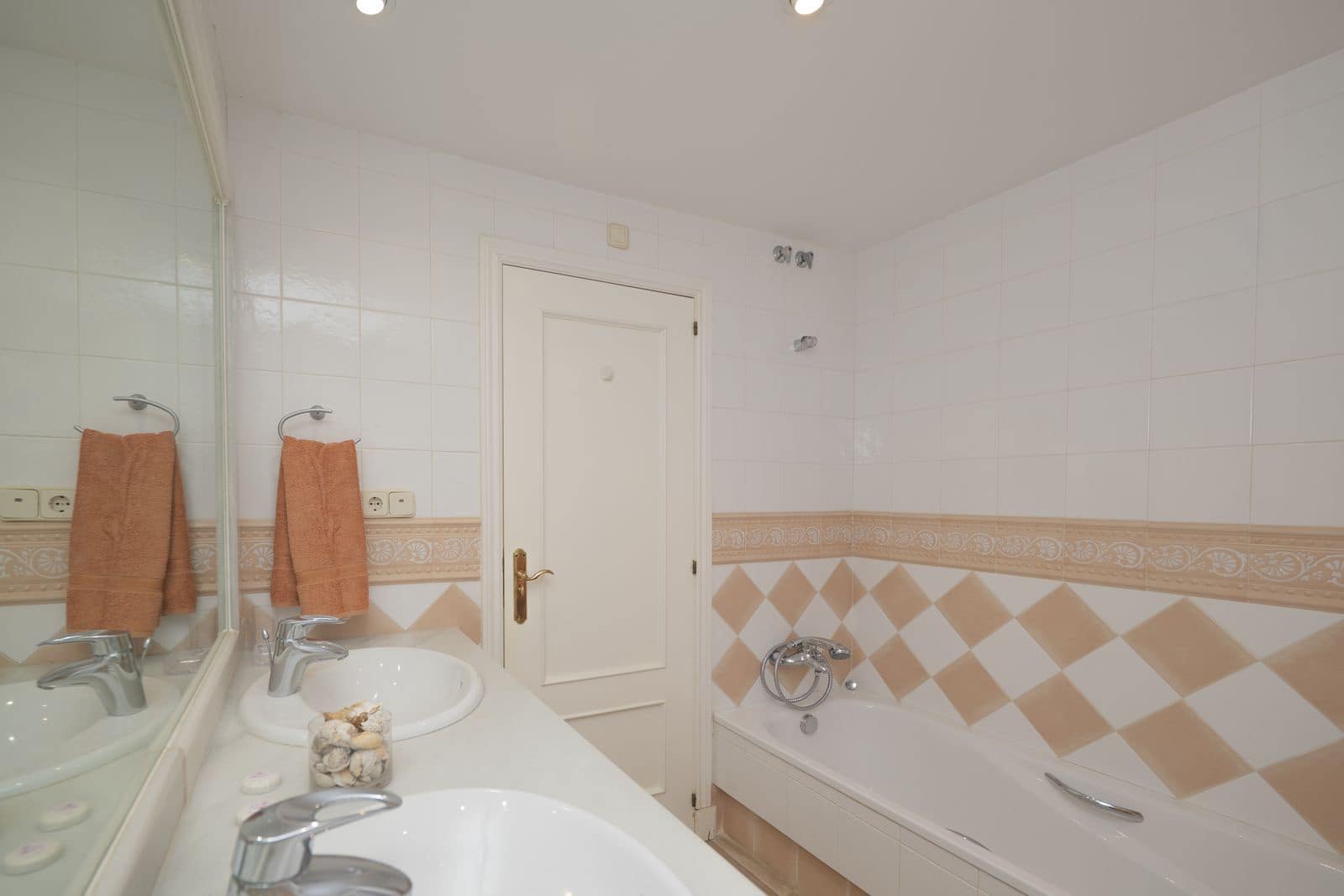 2 bedroom Apartment for sale in Elviria - € 695,000 (Ref: 9738891)