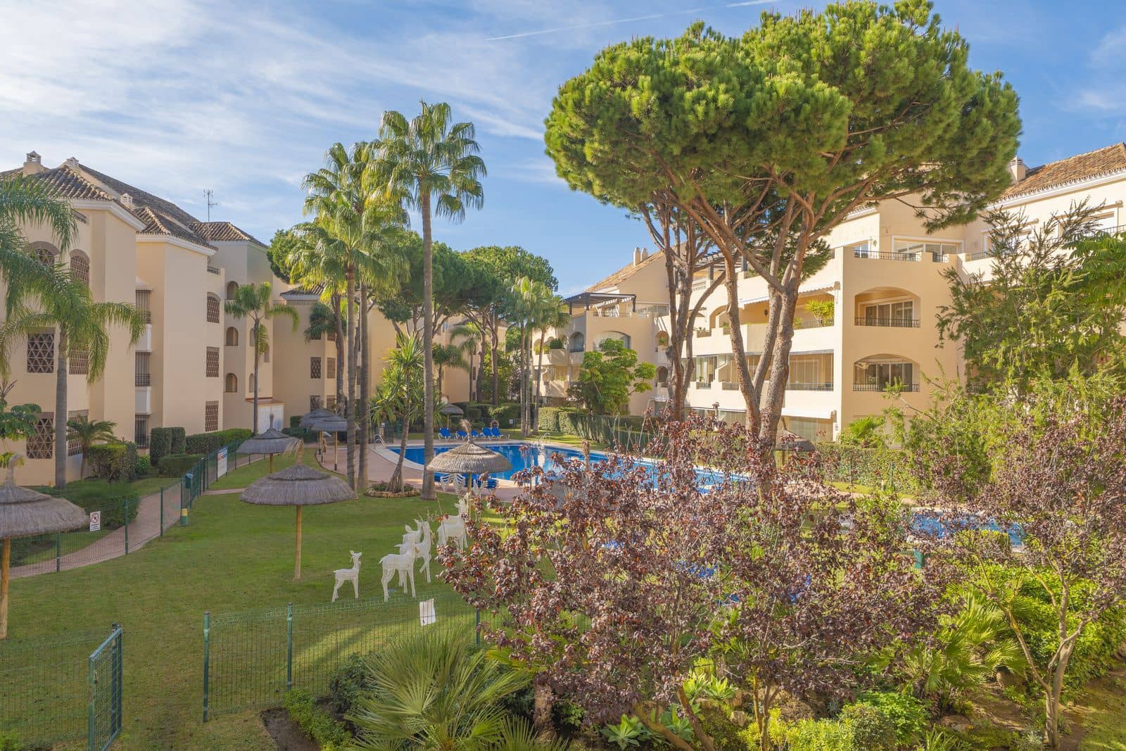 2 bedroom Apartment for sale in Elviria - € 695,000 (Ref: 9738891)