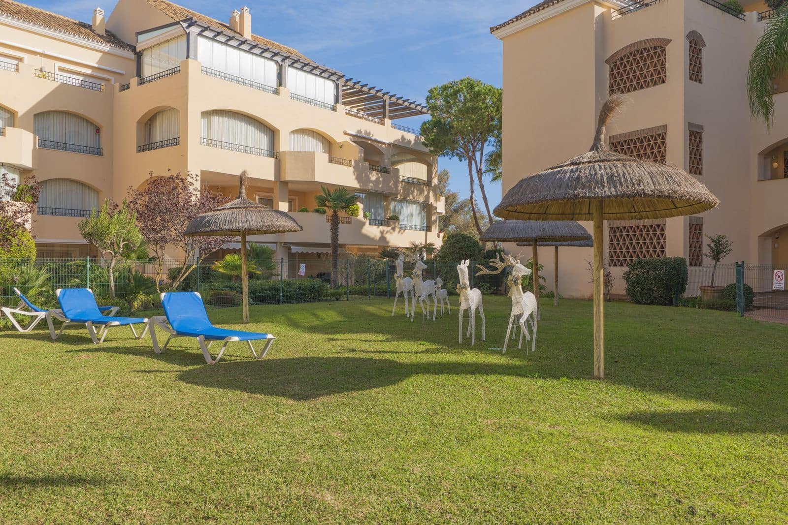 2 bedroom Apartment for sale in Elviria - € 695,000 (Ref: 9738891)