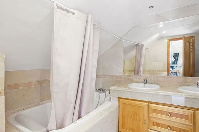 4 Zimmer Apartment zu verkaufen in Nueva Andalucia, Marbella - 670.000 € (Ref: 9738907)