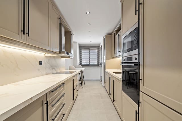 Ático de 3 habitaciones en New Golden Mile, Estepona en venta - 1.590.000 € (Ref: 9738920)