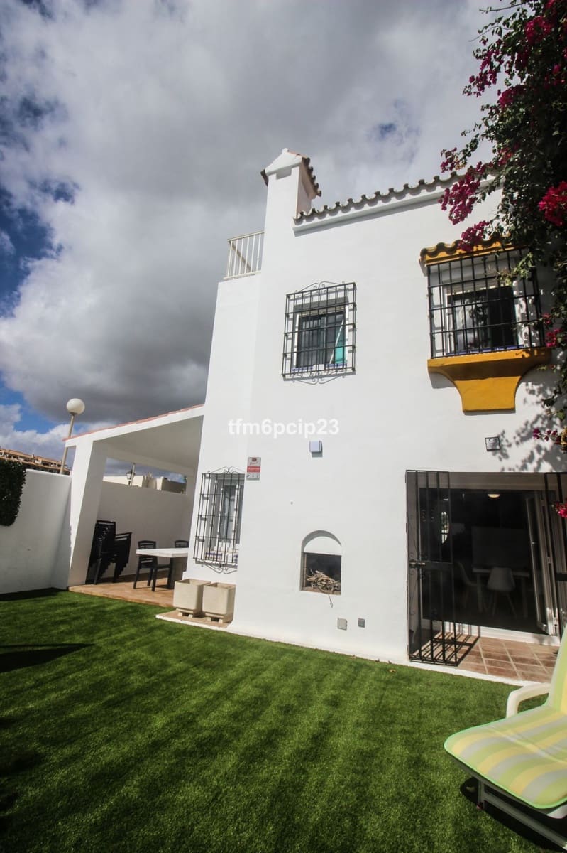 4 slaapkamer Halfvrijstaande villa te koop in Bahia de Casares - € 875.000 (Ref: 9784575)