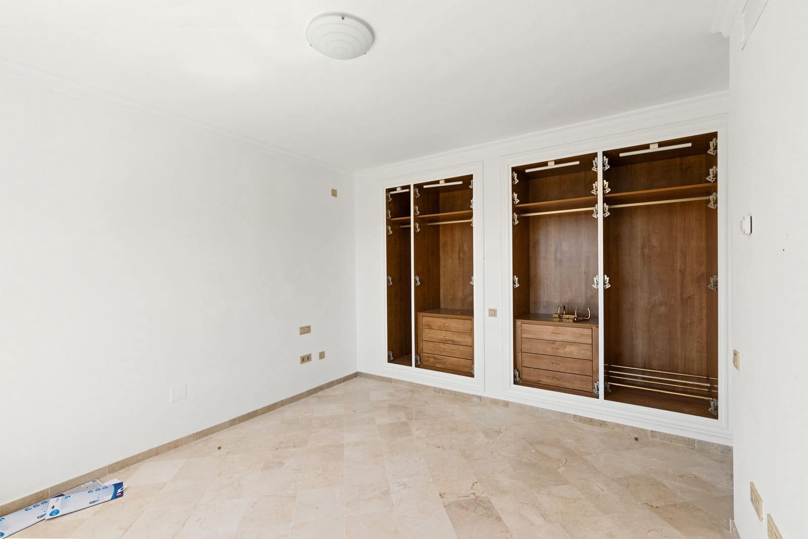 4 makuuhuone Omakotitalo myytävänä paikassa Benahavis - 980 000 € (Ref: 9784585)