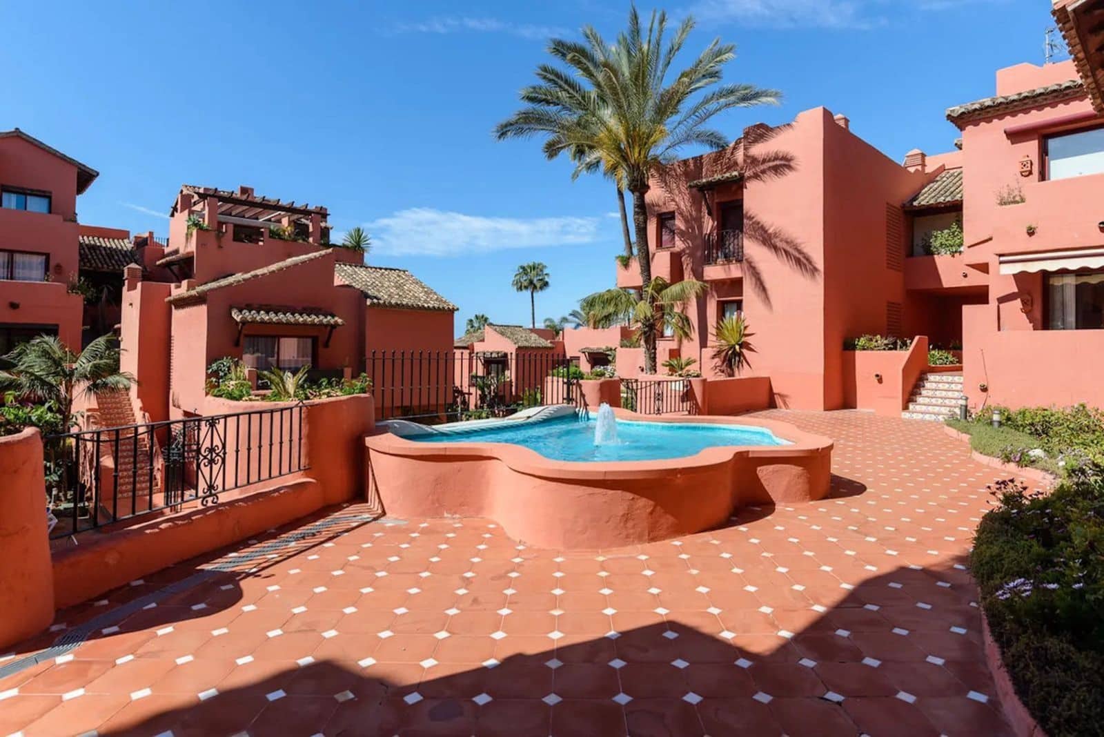 2 bedroom Apartment for sale in Elviria - € 549,000 (Ref: 9784620)