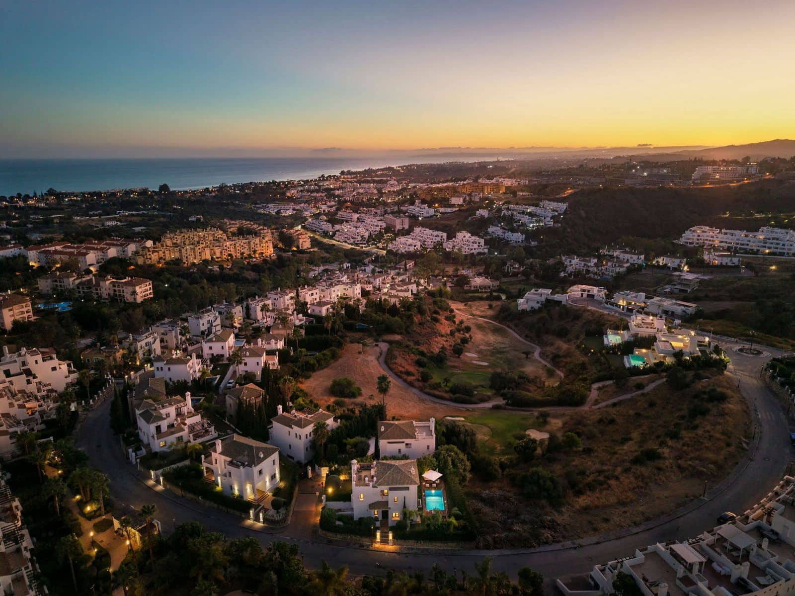 4 bedroom Villa for sale in Estepona - € 1,690,000 (Ref: 9784645)