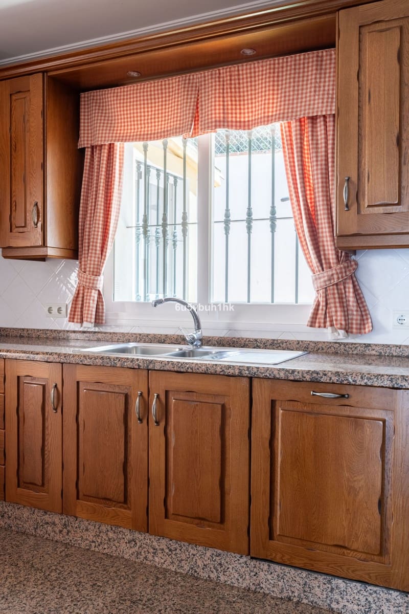 5 makuuhuone Omakotitalo myytävänä paikassa San Pedro de Alcantara - 695 000 € (Ref: 9784672)