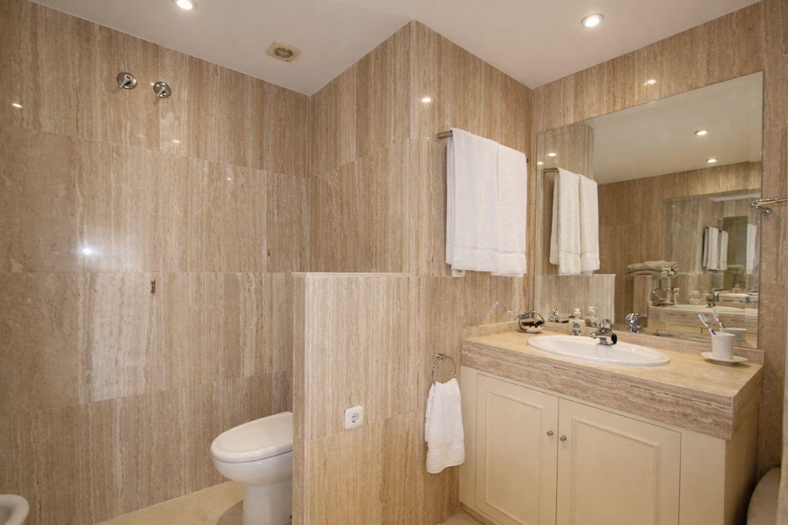 2 bedroom Apartment for sale in Elviria - € 460,000 (Ref: 9784695)