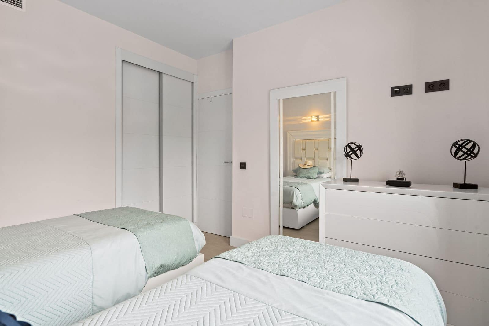 4 slaapkamer Halfvrijstaande villa te koop in La Cala de Mijas - € 995.000 (Ref: 9784696)