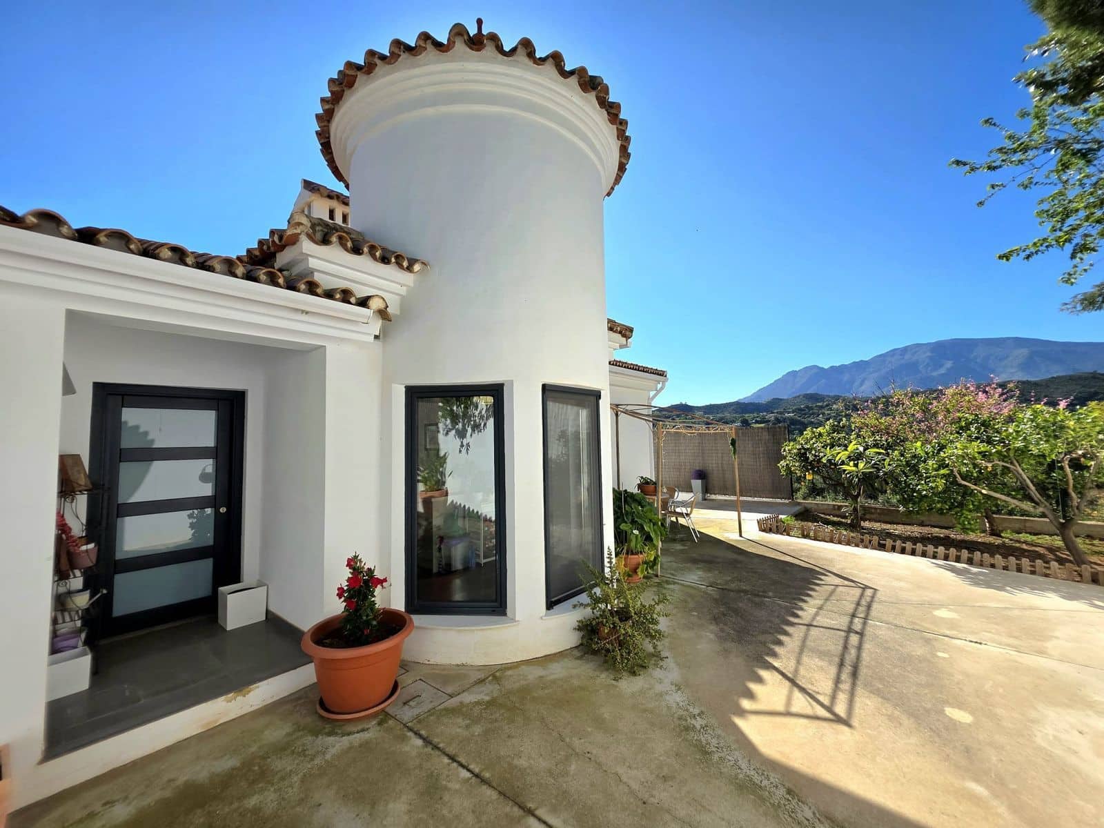 4 bedroom Villa for sale in Estepona - € 929,000 (Ref: 9784698)