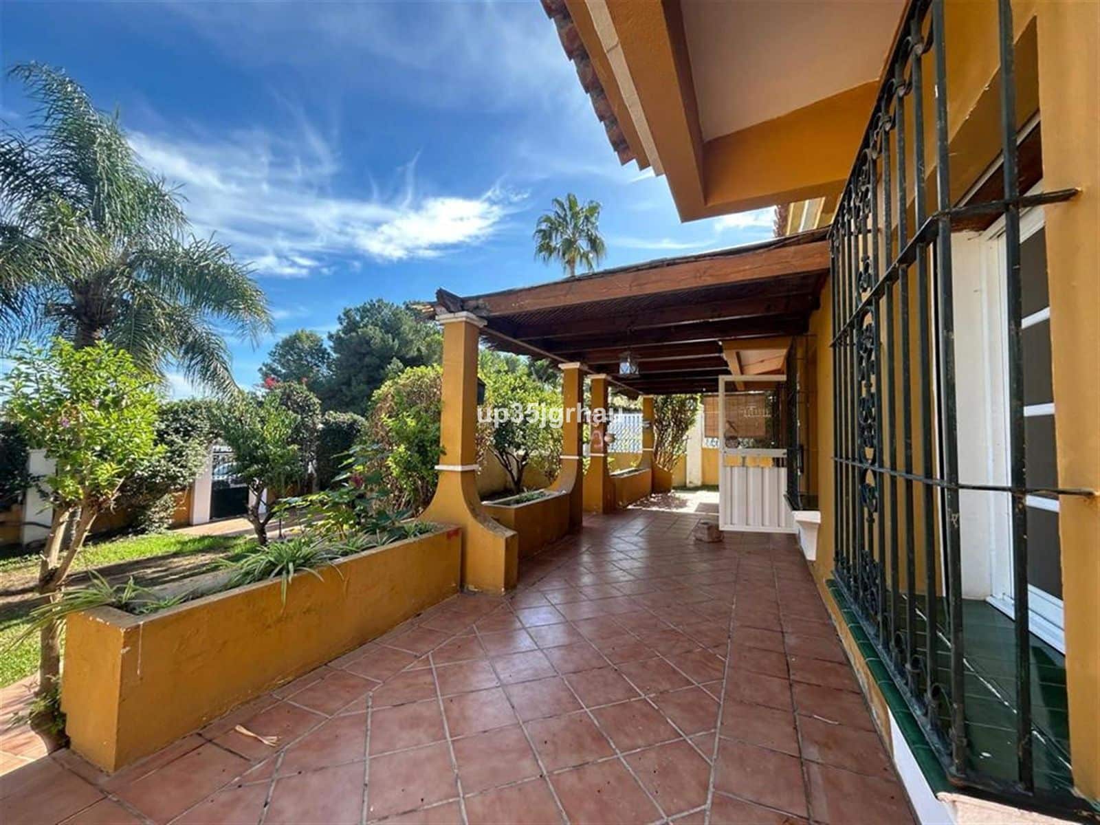 3 bedroom Villa for sale in Estepona - € 475,000 (Ref: 9784700)