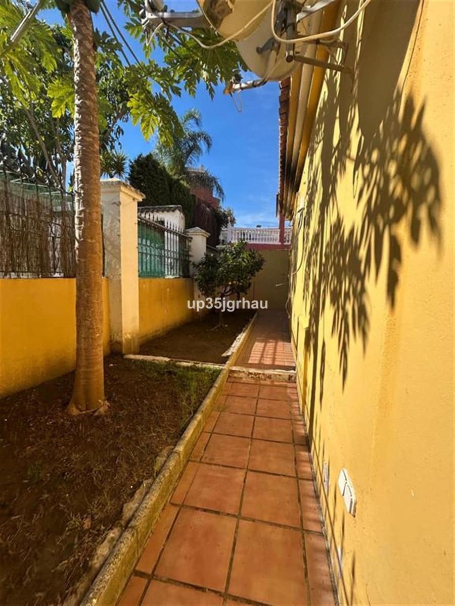 3 bedroom Villa for sale in Estepona - € 475,000 (Ref: 9784700)