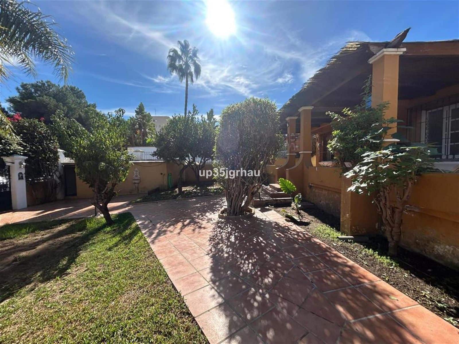 3 bedroom Villa for sale in Estepona - € 475,000 (Ref: 9784700)