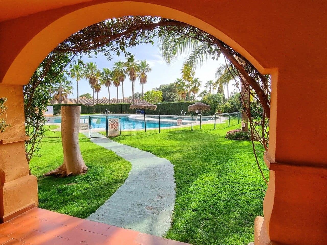 2 bedroom Apartment for sale in Calahonda - € 349,500 (Ref: 9784725)