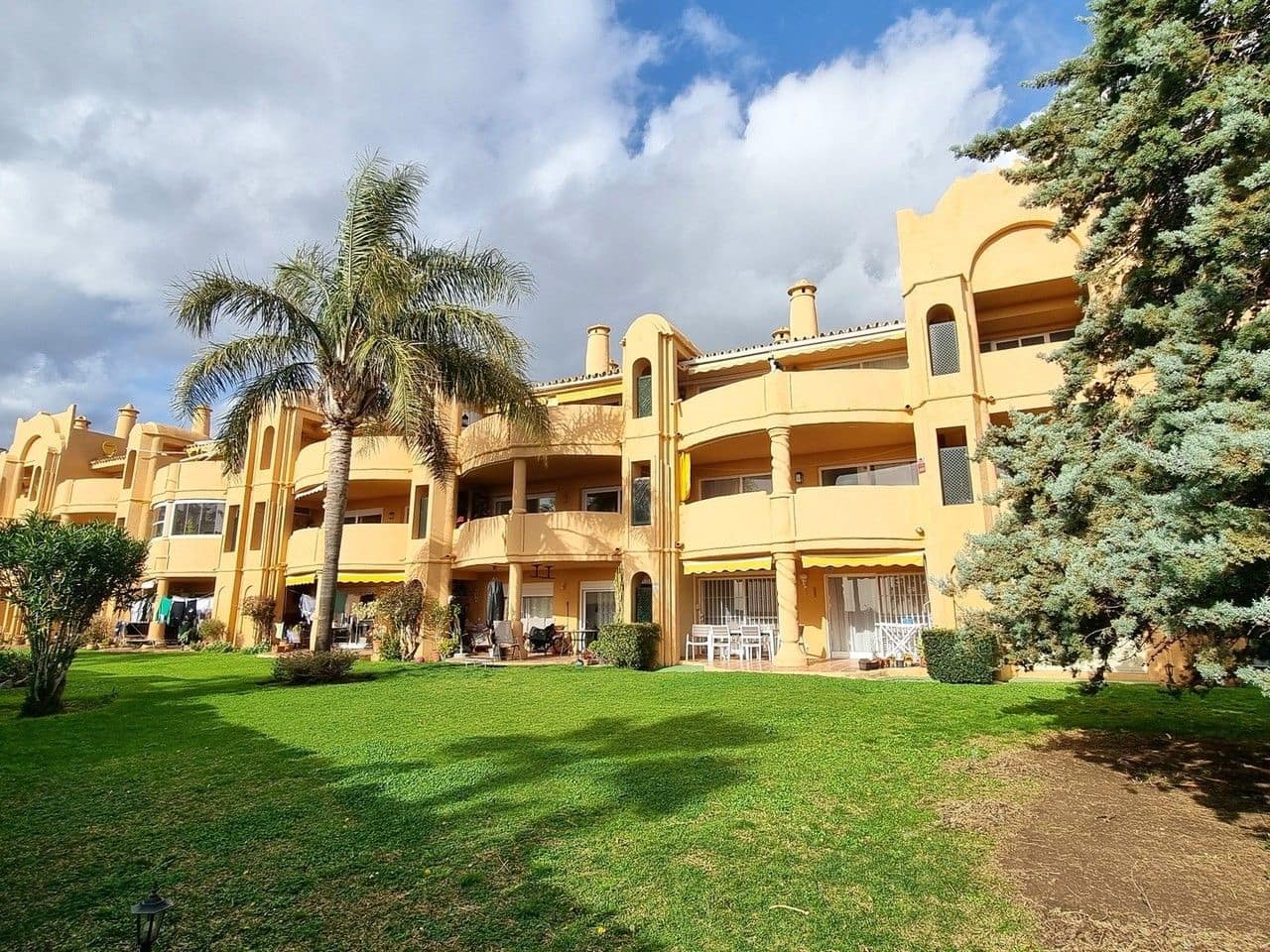 2 bedroom Apartment for sale in Calahonda - € 349,500 (Ref: 9784725)