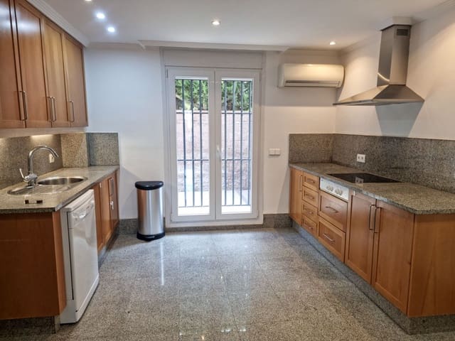 3 makuuhuone Paritalo myytävänä paikassa Santa Clara, Marbella - 1 120 000 € (Ref: 9784730)