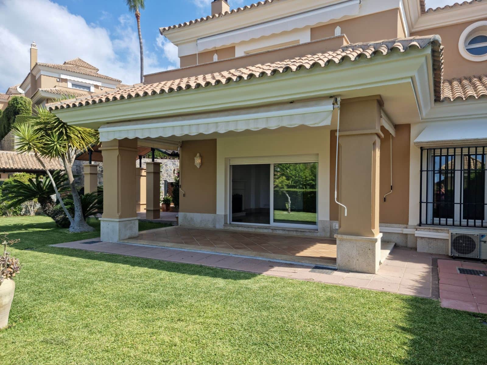 3 makuuhuone Paritalo myytävänä paikassa Marbella - 1 120 000 € (Ref: 9784730)