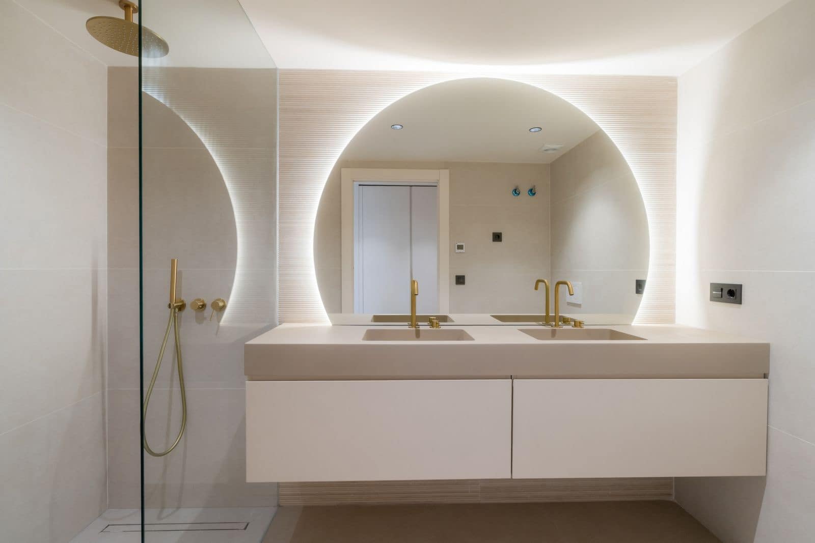 3 bedroom Apartment for sale in Nueva Andalucia - € 1,090,000 (Ref: 9784742)