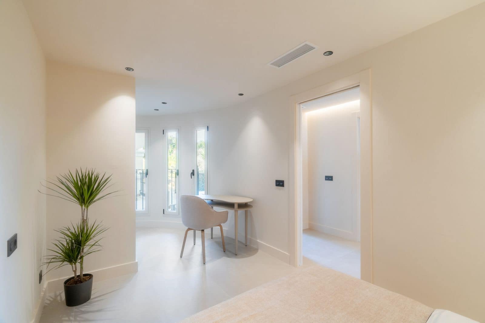 3 bedroom Apartment for sale in Nueva Andalucia - € 1,090,000 (Ref: 9784742)