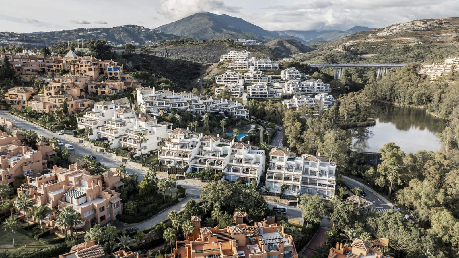 3 bedroom Apartment for sale in Nueva Andalucia - € 1,090,000 (Ref: 9784742)