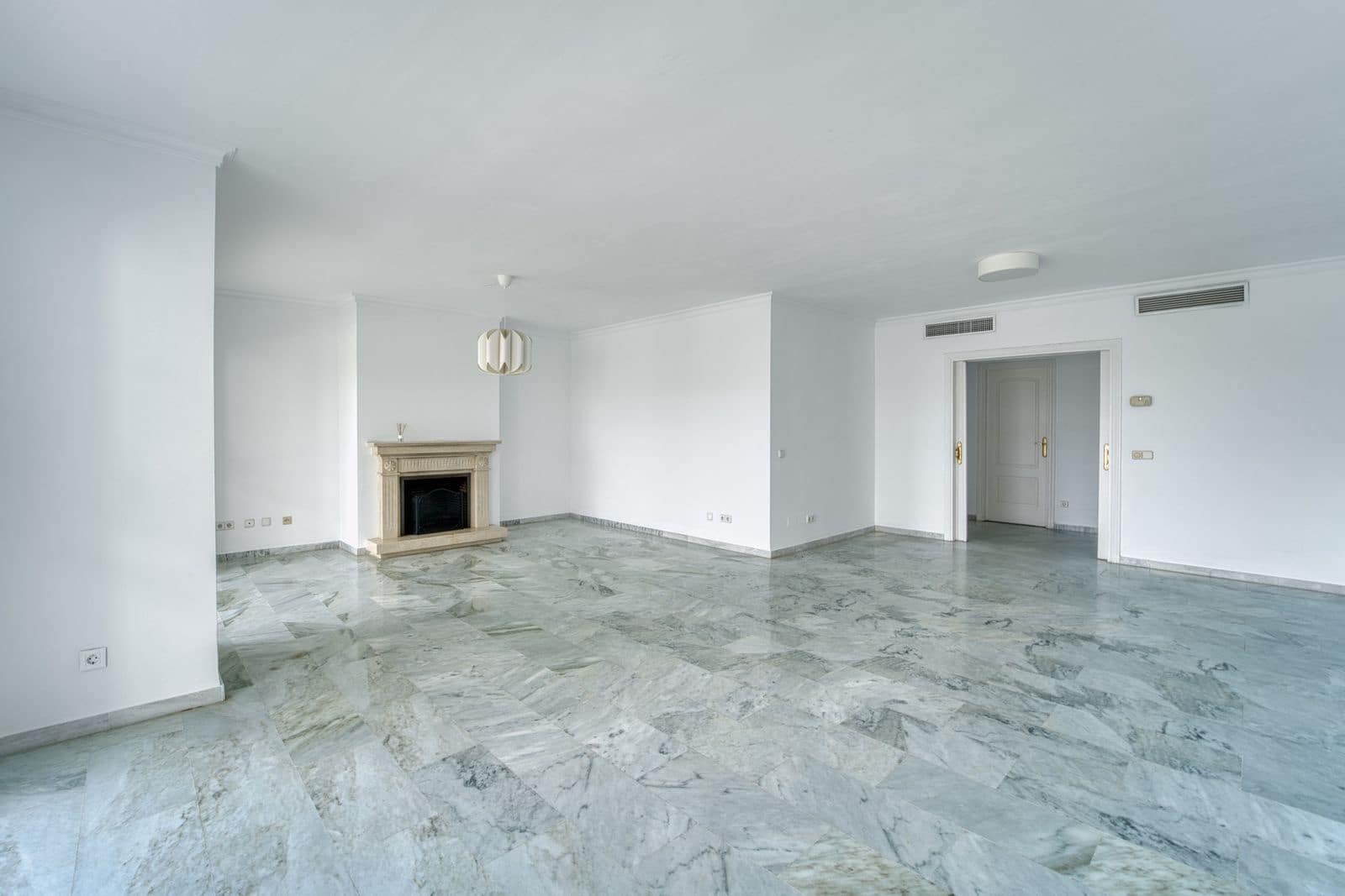 5 sovrum Takvåning till salu i Guadalmina - 1 320 000 € (Ref: 9784859)