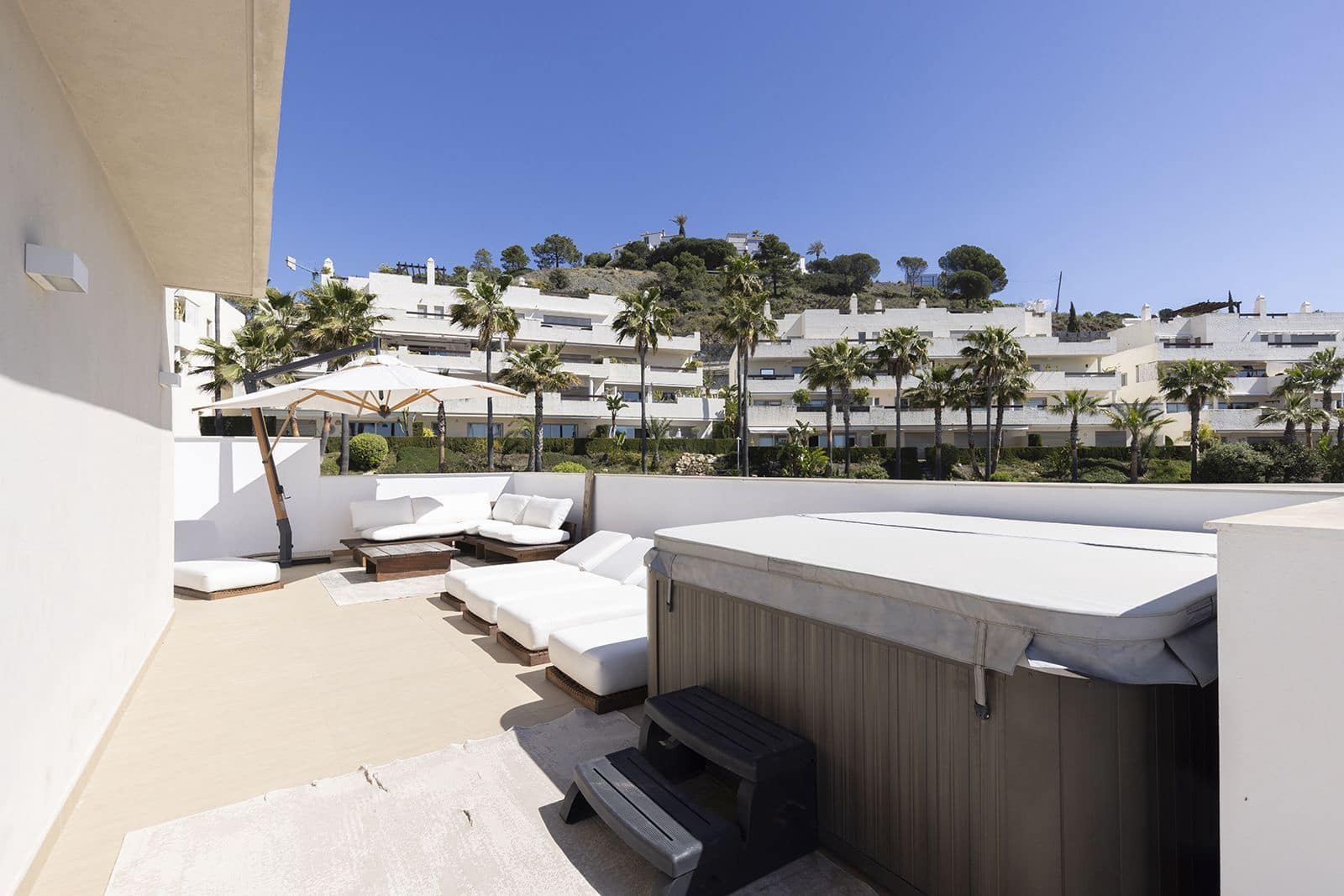 Ático de 3 habitaciones en Benahavís en venta - 1.200.000 € (Ref: 9784868)