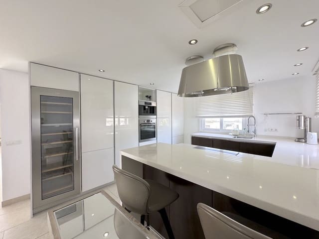 3 sypialnia Penthouse na sprzedaż w Estepona - 1 850 000 € (Ref: 9796300)