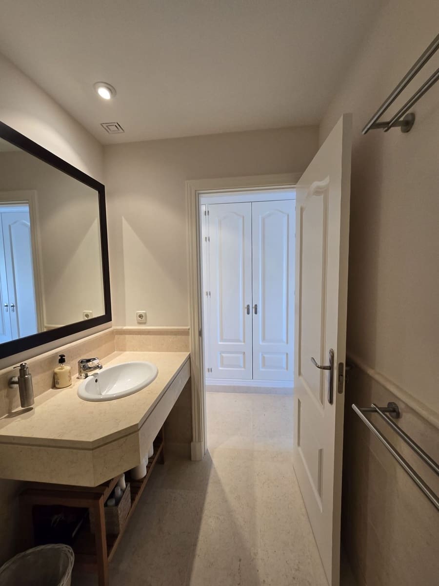 2 bedroom Apartment for sale in Benahavis - € 850,000 (Ref: 9796307)