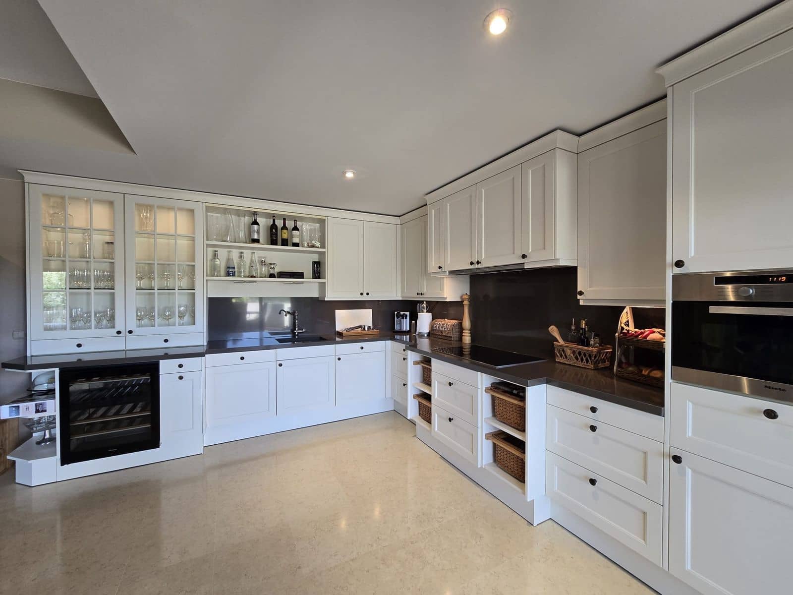 2 bedroom Apartment for sale in Benahavis - € 850,000 (Ref: 9796307)