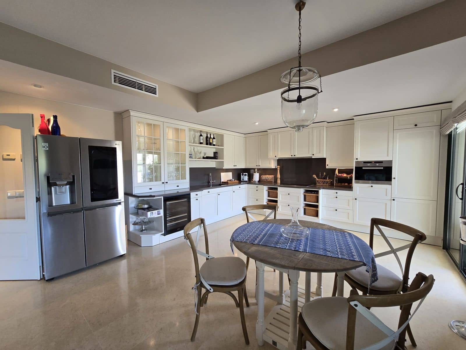 2 bedroom Apartment for sale in Benahavis - € 850,000 (Ref: 9796307)