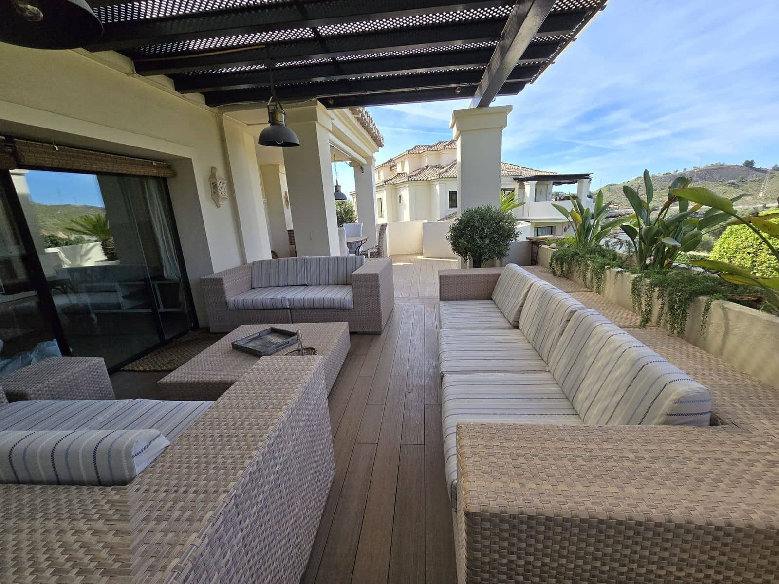 2 bedroom Apartment for sale in Benahavis - € 850,000 (Ref: 9796307)