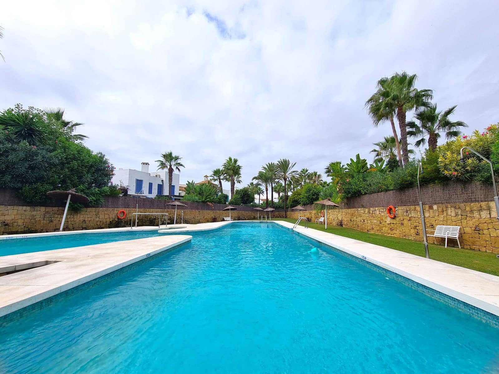 Pareado de 3 habitaciones en Sotogrande en venta - 1.095.000 € (Ref: 9796313)