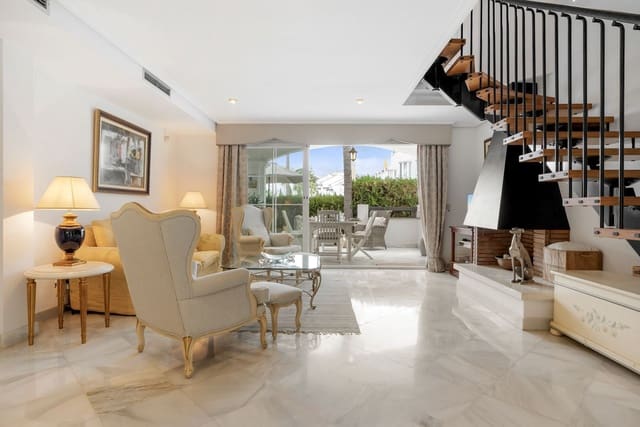 3 makuuhuone Omakotitalo myytävänä paikassa Golden Mile, Marbella - 1 150 000 € (Ref: 9796316)