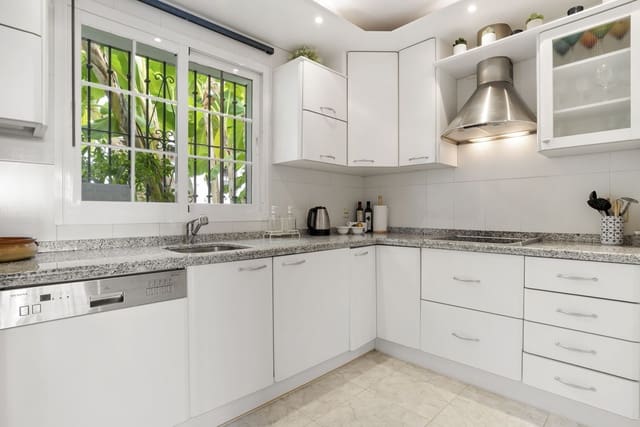 3 makuuhuone Omakotitalo myytävänä paikassa Golden Mile, Marbella - 1 150 000 € (Ref: 9796316)